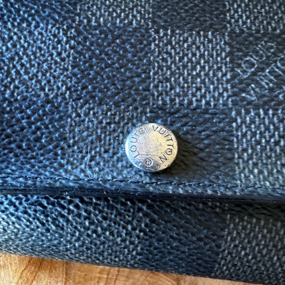 Louis Vuitton
Damier Graphite 6 Ring Key Holder - Picture 16 of 16